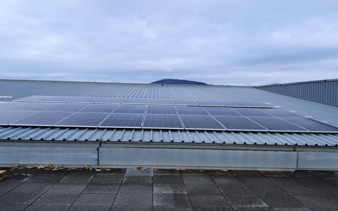Instalación de placas fotovoltaicas en el edificio del Archivo Contemporáneo de Navarra